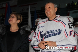 На открытии ЛДС «Кристалл» губернатор сыграл в хоккей