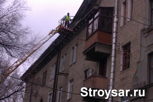 Вместо ремонта с дома в Заводском сбивают декоративную лепнину