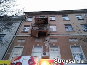 На пр. Кирова саратовцам угрожают аварийные балконы