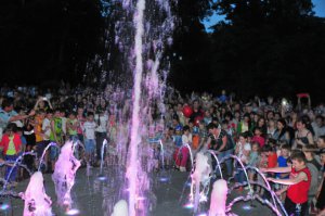 В Детском парке открыли фонтан с подсветкой