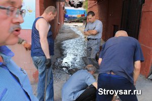 Посетителей кафе в центре Саратова распугал запах канализации