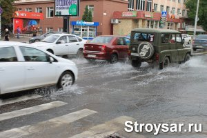 Перекресток улиц Советской и Чапаева заливает водой. Причина неизвестна