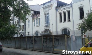 Читатели ИА «Стройсар» пожаловались на запах канализации от здания старого ТЮЗа