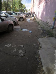 УФСИН: парковку на Астраханской должна строить администрация района