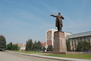 Памятник Ленину на Театральной площади нуждается в ремонте
