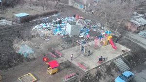 В Саратове детскую площадку установили рядом с мусоркой