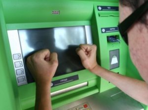 Клиентам банка «Век» с филиалом в Саратове отказывают в проведении платежей и выдаче денег