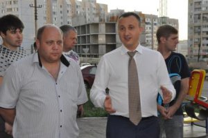 Жители Солнечного-2 пожаловались Антону Ищенко на отсутствие инфраструктуры