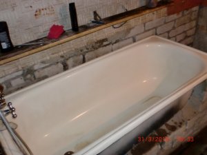 Жители предоставили фото ванны, в которой «купались слесари» УК «Импульс»