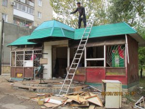 Владелица мини-магазина добровольно демонтировала его после решения суда