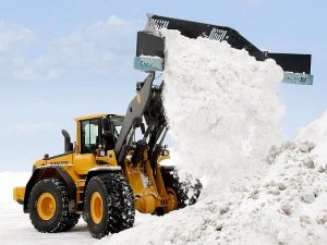Снег убирают 133 машины и 130 рабочих