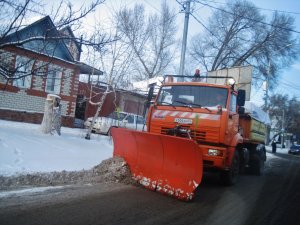 В Кировском районе идет уборка снега