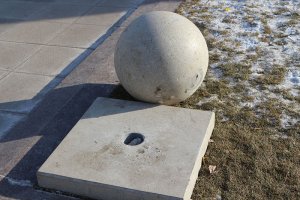 В Саратове демонтируют «убегающие» бетонные шары