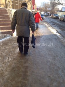 Саратовцы жалуются на каток на тротуарах в центре города