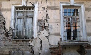 Ситуацию с расселением аварийного жилья в Саратовской области вновь назвали критической