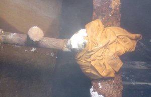 Жителям пятиэтажки в Красном Октябре «починили» отопление, положив на трубу соль