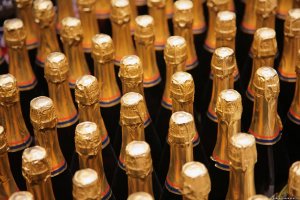 Сотрудники администрации Фрунзенского района получили взятку шампанским