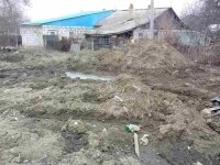 Жители Елшанки о дороге к музыкальной школе №4: грязь, кучи мусора, неогороженная яма