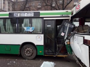 На Московской столкнулись саратовский и энгельсский автобусы