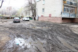 Автомобилистов, паркующих машины на тротуарах, обвинили в «провоцировании грязи»