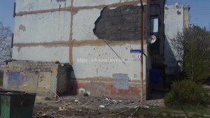 На ул. Строителей у дома отвалился кусок штукатурки размером с полэтажа