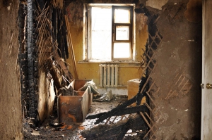 Сгоревший дом в Балашове начали восстанавливать без проведения тендера