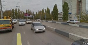 Бетонные блоки, которые мешают расширить мост на Орджоникидзе, убрать проблематично