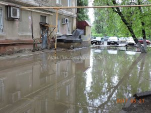 Жители Саратова жалуются на «несанкционированный» водоем во дворе