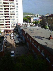 «МТС» превратил двор дома на Московской в служебную автостоянку