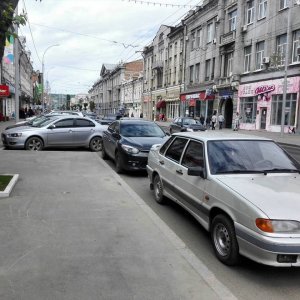 Блогер: Московская запаркована в 2-3 ряда, и никто с этим не борется
