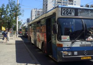 Пассажиры 11-го автобуса стали свидетелями грубого обращения водителя с пожилой пассажиркой