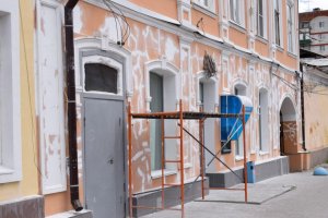 Отремонтированные памятники на Московской вновь покрылись трещинами