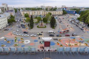 Пробки на Привокзальной площади чиновники объяснили ремонтом теплотрассы