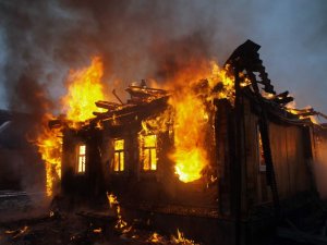 Пожар на площади 120 метров в поселке Лесопильном тушили 5 пожарных машин