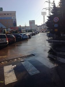 Улицу около торгового центра затопило после прорыва водопровода