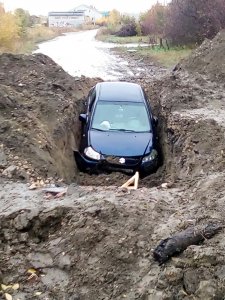 Очевидцы: в Поливановке из дорожной ямы торчит автомобиль