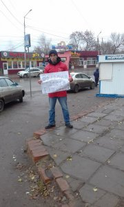 Активист провел пикет в поддержку жителей аварийных домов в Елшанке