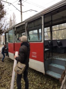 В Саратове автокран стрелой пробил окна в трамвае