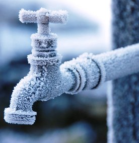 Жители дома в Елшанке отогревают замерзшую в трубах воду феном