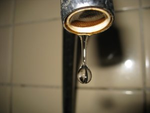 В Саратове 93 дома испытывают проблемы с водой