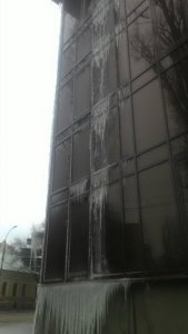 Потоки воды на фасаде построенной «УМ-24» высотки возникли из-за порыва системы теплоснабжение