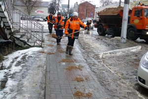За сутки на улицы Саратова высыпали 93 тонны песка и соли