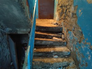 ГЖИ: УК обещает в трехдневный срок отремонтировать обвалившуюся лестницу