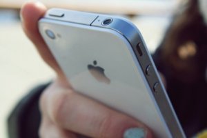 В Саратове сотрудник МЧС пытался дать проверяющему взятку «Айфоном 6»