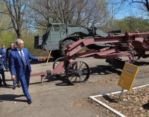 Губернатор распорядился покрасить военную технику в Парке Победы