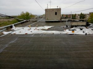 Укрытие крыши целлофаном в УК назвали временной мерой