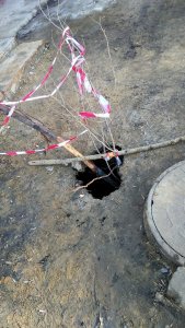 Жители дома на Шехурдина жалуются на яму во дворе
