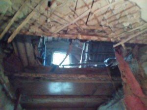 В доме с обвалившимся потолком установили деревянные перекрытия