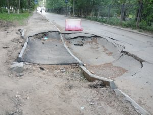 Тротуар и дорога уходят под землю