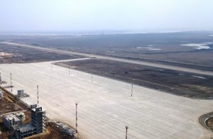На ВПП нового аэропорта идет укладка верхнего слоя бетона